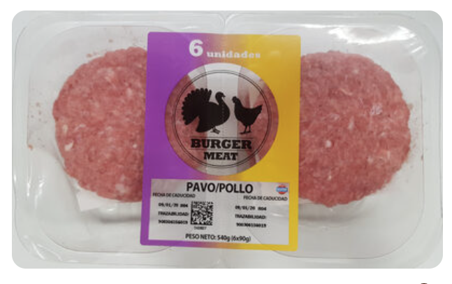 Salteado de setas con hamburguesas de pollo.